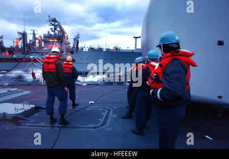 021220-N-3235P-507 Mittelmeer (20. Dezember 2002) Ð Segler zugewiesen der Lenkwaffen-Kreuzer USS San Jacinto (CG-56) Spannung am Telefon und Abstand Linien, als San Jacinto und der nuklearen powered Flugzeugträger USS Harry S. Truman (CVN-75) Kraftstoff und Versorgungsmaterialien von den Military Sealift Command (MSC) Öler USNS Kanawha (T-AO 196) während ein Nachschub auf dem Meer (RAS).  Die Guided Missile Cruiser San Jacinto und Truman sind auf Bereitstellung zur Unterstützung der Operation Enduring Freedom. Foto: U.S. Navy des Fotografen Mate 1. Klasse Michael W. Pendergrass. (FREIGEGEBEN) US Navy 021220 Stockfoto