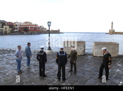 030101-N-0780F-002 Souda Bay, Kreta, Griechenland (1. Januar 2003)--Harry S. Truman Shore Patrol Gespräch mit Matrosen am Neujahrstag im alten venezianischen Hafen Chanias während ihrem Urlaub Port Besuch dieser östlichen Mittelmeer-Hafen.  Truman und ihre eingeschifften Carrier Air Wing drei (CVW-3) sind auf eine regelmäßige sechsmonatigen Einsatz Durchführung Kampfeinsätze zur Unterstützung der Operation Enduring Freedom.  U.S. Navy Photo von Paul Farley.  (FREIGEGEBEN) US Navy 030101-N-0780F-002 Shore Patrol sprechen mit Seglern Stockfoto