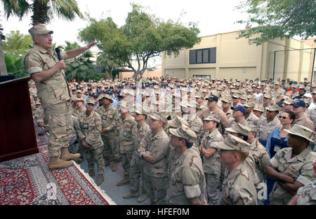 030116-N-2383B-542 Naval Support Activity (NSA), Bahrain (16. Januar 2003)--Admiral Vern Clark, Chief of Naval Operations (CNO), macht Bemerkungen, während ein Òall Hände CallÓ bei seiner Ankunft in Bahrain.  Begleitet das Clusternamenobjekt sind Rear Admiral Barry Black, Chief of Naval Kapläne und Master Chief Terry Scott, Master Chief Petty Officer der Marine (INTERNIERUNGSLAGER).  Die drei Top-Führungskräfte sind in der Region am Persischen Golf mit Matrosen, Marines und die gemeinsame Koalition Führung Community besuchen.  Foto: U.S. Navy Chief Photographer's Mate Johnny Bivera.  (FREIGEGEBEN) US Navy 030116-N-2383B-542 Admiral Vern Cla Stockfoto