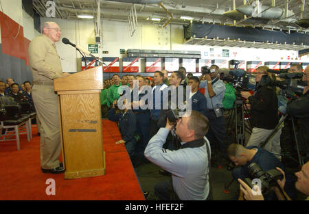 030117-N-2383B-525 auf hoher See an Bord der USS Constellation (CV-64) 17. Januar 2003--Admiral Vern Clark, Chief of Naval Operations (CNO), spricht mit Matrosen und Marines während einer Òall HandsÓ rufen Sie innerhalb der ConstellationÕs Hangarbucht.  Das Clusternamenobjekt ist mit Rear Admiral Barry Black, Chief of Naval Kapläne und Master Chief Petty Officer Terry Scott, Master Chief Petty Officer der Marine (INTERNIERUNGSLAGER) unterwegs.  Die drei Marine Führer sind in der Region am Persischen Golf mit Matrosen und Marinesoldaten sowie die gemeinsame Koalition Führung Gemeinschaft besuchen.  Foto: U.S. Navy Chief Photographer's Mate Johnny Bivera.  (R Stockfoto