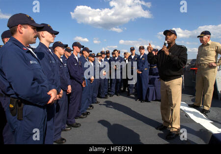 030117-N-2383B-782 auf hoher See spricht an Bord USS Millius (DDG-69) 17. Januar 2003--Rear Admiral Barry Black, Chief of Naval Kapläne, zu den Seeleuten an Bord der Lenkwaffenzerstörer.  Rear Admiral Black begleitet Admiral Vern Clark, Chief of Naval Operations (CNO) (ganz rechts) und der Master Chief Petty Officer von der Marine (INTERNIERUNGSLAGER) Terry Scott (nicht abgebildet) auf einen Besuch mit Matrosen, Marines und die gemeinsame Koalition Führung Gemeinde in der Region am Persischen Golf.  Foto: U.S. Navy Chief Photographer's Mate Johnny Bivera.  (FREIGEGEBEN) U.S. Navy 030117-N-2383B-782 Rear Admiral Barry schwarz, Chief of Naval C Stockfoto