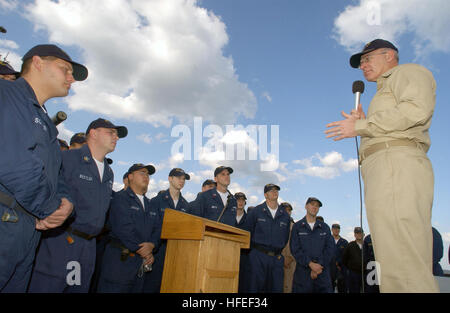 030117-N-2383B-926 auf hoher See spricht an Bord der USS Bunker Hill (CG-52) 17. Januar 2003--Admiral Vern Clark, Chief of Naval Operations (CNO), Matrosen an Bord der Bunker Hill.  "Die Welt schaut euch alle und ich kam um die halbe Welt, Ihnen zu sagen, dass ich stolz auf dich bin," das Clusternamenobjekt weitergeleitet an die ShipÕs Crew.  ADM Clark ist mit Chief of Naval Kapläne Rear Admiral Barry Black und Master Chief Petty Officer von der Marine (INTERNIERUNGSLAGER) Terry Scott Besuch mit Matrosen, Marines und die gemeinsame Koalition Führung Gemeinde in der Region am Persischen Golf unterwegs.  US Navy Foto von Chef-Fotograf Stockfoto