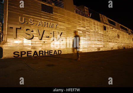 Chief Warrant Officer Four überwacht die Operationen am Pier des Theater Support Vessel Spearhead (TSV-1X) der US Army im Zuständigkeitsbereich des Zentralkommandos. Der 98-Meter-Katamaran, der Geschwindigkeiten über 40 Knoten erreichen kann, wird eingesetzt, um Truppen und Fracht zu transportieren, um die Operation Enduring Freedom zu unterstützen. Stockfoto