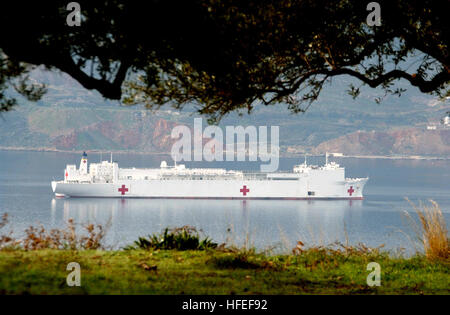 030122-N-0780F-002 Souda Bay, Kreta, Griechenland (22. Januar 2003)--USNS Comfort (T-HA 20), Barmherzigkeit Klasse Lazarettschiff, betritt den Hafen während ihrer Durchreise des östlichen Mittelmeers.  Die USA stellt einige seiner Streitkräfte, der Präsident der globalen Krieg gegen den Terrorismus zu unterstützen und für zukünftige Eventualitäten vorzubereiten, da richten können neu auf.  U.S. Navy Photo von Paul Farley.  (FREIGEGEBEN) U.S. Navy 030122-N-0780F-002 USNS Comfort (T-AH 20) tritt in den Hafen in der Nähe von Naval Station Souda Bay, Kreta, Griechenland, während ihr Transit des östlichen Mittelmeers Stockfoto