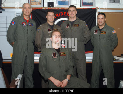 030128-N-7265D-501 auf hoher See an Bord der USS Theodore Roosevelt (CVN-71) 29. Januar 2003--Besatzungsmitglieder der "Dreizack" der Hubschrauber Anti-Submarine Squadron drei (HS-3) zugewiesen werden für ein Gruppenfoto in den Bereitschaftsraum SquadronÕs montiert: (von links nach rechts) CMdR Howard Eliason, Strike Fighter Squadron 201Õs Fliegerarzt, Lt. John Smiley, pilot, Lt. Jason Young, Pilot, Aviation Kriegsführung Systeme Operator 1. Klasse Rafael Garcia , und Systeme Flugbetriebsunternehmen Kriegsführung (Mitte) 2. Klasse Aaron Albright, Suche und Rettung Schwimmer.  Die Crew war die Durchführung seiner jährlichen Naval Aviation Training und O Stockfoto