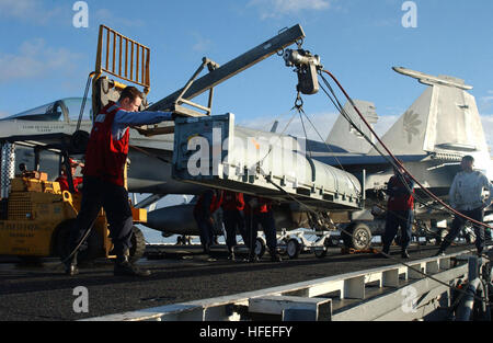 030207-N-4965F-509-Atlantik (7. Februar 2003) - Lünetten Feuer Controlman 2. Klasse Casey Relation eine NATO Sea Sparrow Missile Kiste, da es um einen Sea Sparrow Launcher Flügelstummel an Bord der nuclear powered Flugzeugträger USS Theodore Roosevelt (CVN-71) gesenkt wird. Roosevelt wird derzeit in den Atlantischen Ozean, die Teilnahme an Übungen. Foto: U.S. Navy des Fotografen Mate 1. Klasse James Foehl. (FREIGEGEBEN) US Navy 030207-N-4965F-509 Feuer Controlman 2. Klasse Casey Relation Lünetten eine NATO Sea Sparrow Missile Kiste, da es um einen Sea Sparrow Launcher Flügelstummel gesenkt wird Stockfoto