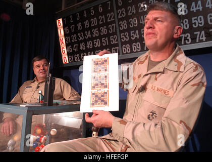 030209-N-2972R-027 auf hoher See an Bord der USS Kearsarge (LHD-3) 9. Februar 2003--Rear Admiral Mike Nowakowski (links) und Commander Amphibious Group zwei US-M Arine Major General Richard F. Natonski Kommandierender General zweite Marine Expeditionary Brigade, Host Runde zwei Big Bucks zu bekämpfen Bingo auf Website-TV ausgestrahlt. Kearsarge, eine Wasp-Klasse amphibischen Angriff Schiff mit bereitgestellt und dient als Flaggschiff für sieben Schiff Amphibious Task Force East (ATF-E) Durchführung von Missionen zur Unterstützung der Operation Enduring Freedom.  U.S. Navy Photo von PhotographerÕs Mate 3. Klasse Engel Roman-Otero.  (FREIGEGEBEN) US-N Stockfoto