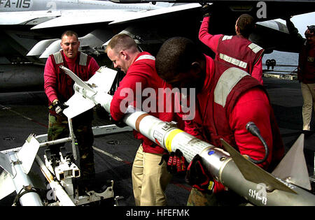 030211-N-9593M-004 arabischen Golf (11. Februar 2003) - Aviation Ordnancemen zugewiesen, die "Adler" von Strike Fighter Squadron One One Five (VFA-115), untere ein Sidewinder Infrarot-geführte Luft-Luft-Raketen auf einem Waffen-Gleiter nach der Entfernung von einer F/A-18E Super Hornet. VFA-115 ist mit Carrier Air Wing 14 (CVW-14) an Bord der Flugzeugträger der Nimitz-Klasse USS Abraham Lincoln (CVN-72) in Angriff genommen. Lincoln und eingeschifften Carrier Air Wing 14 (CVW-14) führen Bekämpfung Flugbetrieb zur Unterstützung der Operation Southern Watch (OSW). Foto: U.S. Navy des Fotografen Mate 3. Klasse Philip A. Mc Stockfoto