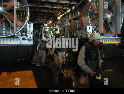 030217-N-2972R-007-Golfregion (17. Februar 2003) - im Brunnen Deck auf amphibischer Angriff Schiff USS Kearsarge (LHD-3), Marines, die 2d Marine Expeditionary Brigade zugewiesen (2d MEB) begeben sich Assault Craft Unit 4 (ACU-4) Trichter 68. ACU-4 enthält die Elemente der 2d MEB Verkehrsmittel zu Kuwait Naval base, zur Unterstützung der Operation Enduring Freedom (OEF) und für zukünftige Eventualitäten vorzubereiten. U.S. Navy Photo von PhotographerÕs Mate 3. Klasse Engel Roman-Otero. (FREIGEGEBEN) U.S. Navy 030217-N-2972R-007 im Brunnen Deck an Bord der amphibischen Angriff Schiff USS Kearsarge (LHD-3), Marine Stockfoto