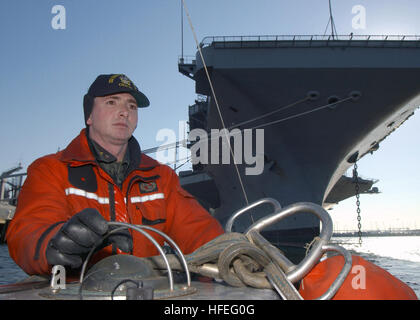 030225-N-6278J-001 Norfolk, Virginia (25. Februar 2003)--Ensign Elton Potts von Nashville, Tennessee, Stände Uhr auf steifen Rumpf aufblasbaren Boot (RHIB) als Boot Officer leiten die USS George Washington (CVN-73) während ihrer Durchreise von Norfolk Naval Station für Norfolk Naval Ship Yard, Portsmouth, VA.  US Navy Foto des Fotografen Mate Airman Joan Jennings.  (FREIGEGEBEN) U.S. Navy 030225-N-6278J-001 Ensign Elton Potts von Nashville, Tennessee, steht die Uhr auf steifen Rumpf aufblasbaren Boot (RHIB) Stockfoto