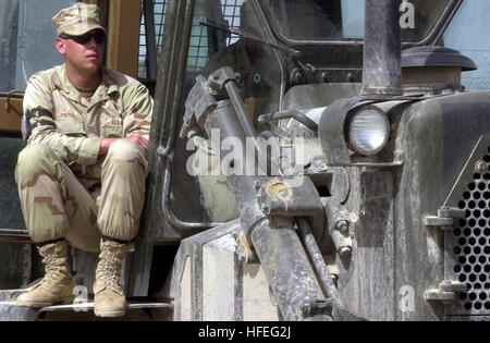 030226-N-5362A-003 Camp Patriot, Kuwait (26. Februar 2003) - Equipment Operator Constructionman Eric Pierce, Seattle, Washington, Uhren als US-Marines an Land kommen am Strand von Tijuana Camp Patriot, Kuwait. Constructionman Pierce war für den Tag nach Tijuana Beach zugewiesen, um sicherzustellen, dass einen glatte Strand landen für ankommende amphibische Fahrzeuge. Pierce ist amphibische Bau-Bataillon ein (ACB-1) zugeordnet, nach vorne zur Unterstützung der Operation Enduring Freedom (OEF) bereitgestellt wird. Foto: U.S. Navy des Fotografen Mate 1. Klasse Arlo K. Abrahamson. (FREIGEGEBEN) U.S. Navy 030226-N-5362A-003 Ausrüstung Stockfoto