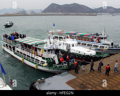 030314-N-9236M-014 Pusan, Korea (14. März 2003)--fährt die Besatzung aus dem Flugzeugträger USS Carl Vinson (CVN-70) für die Freiheit in der Stadt Busan, Korea.  Der Flugzeugträger kam hier für einen Port-Besuch in Verbindung mit dem Beginn der Übung Fohlen Adler.  Fohlen Adler ist eine jährliche gemeinsame und kombinierten Bereich Ausbildung und maritime Übung zwischen den Streitkräften der USA und der Republik von Korea (ROK). Die Übung soll Beziehungen zu stärken und die Interoperabilität zwischen den beiden Nationen durch reale Welt Trainingsszenarien verbessert.  Die Carl Vinson Battle Group ist auf eine deploym Stockfoto