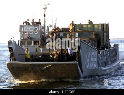 030622-N-9109V-003 Onslow Bay, N.C. (22. Juni 2003)--Landungsboote Dienstprogramm 1653 Teil2 Assault Craft Einheit zwei (ACU) transportiert, Marines und Fahrzeuge zugeordnet, 2. Marine Expeditionary Brigade (2. MEB), die Strände von Onslow Bay nach an Bord USS Saipan (LHA-2) bereitgestellt wird.  Saipan ist auf dem Heimweg von der Bereitstellung in den Persischen Golf zur Unterstützung der Operation Iraqi Freedom.  US Navy Foto des Fotografen Mate Airman Kyle T Voigt.  (FREIGEGEBEN) U.S. Navy 030622-N-9109V-003 Landing Craft Utility 1653 Teil2 Assault Craft Einheit zwei (ACU) transportiert, Marines und Fahrzeuge, 2. Marine zugewiesen Stockfoto