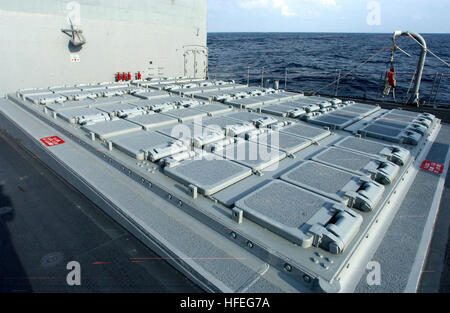 030303-N-3235P-503 auf hoher See an Bord der USS San Jacinto (CG-56) 3. März 2003--eine Oberseite Anzeigen von der vorwärts MK-41 vertikalen Start System (VLS) an Bord des Kreuzers Lenkflugkörper.  Die MK 41 ist eine feste, vertikale, Multi-Rakete Lagerung und Zündsystem, das Marineschiffen deutlich ermöglicht Feuerkraft erhöht.  San Jacinto ist im Einsatz zur Unterstützung der Operation Enduring Freedom.  Foto: U.S. Navy des Fotografen Mate 1. Klasse Michael W. Pendergrass.  (FREIGEGEBEN) US Navy 030303-N-3235P-503 ein Oberseite-Blick von der vorwärts MK-41 vertikalen Start System (VLS) an Bord der Lenkwaffen-Kreuzer USS Stockfoto