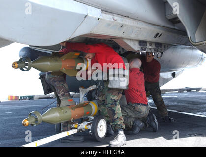 030305-N-4655M-004 arabischen Golf (5. März 2003)--Aviation Ordnancemen zugewiesen, die "Kopfgeldjäger" Fighter Squadron Two (VF-2) installieren eine GBU-16 Laser Guided 1000-Pfund-Bombe auf einem Tomcat F14-D auf dem Flugdeck des Flugzeugträgers USS Constellation (CV-64).  Konstellation, "Amerikas Flaggschiff," ist derzeit nach vorn bis zum Persischen Golf zur Unterstützung der Operationen Southern Watch bereitgestellt.  Foto: U.S. Navy des Fotografen Mate 2. Klasse Richard Moore.  (FREIGEGEBEN) US Navy 030305-N-4655M-004 Aviation Ordnancemen installieren eine GBU-31 gemeinsame Direct Attack Munition Stockfoto