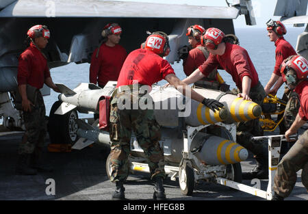 030305-N-4655M-003 arabischen Golf (5. März 2003)--Aviation Ordnancemen zugewiesen, die "Death Rattlers" der Marine Fighter Attack Squadron 323 (VMFA-323) bereiten eine GBU-31 Joint Direct Attack Munition (JDAM) 1000 Pfund-Bombe auf dem Flügel eine Hornisse F/A - 18 D auf dem Flugdeck des Flugzeugträgers USS Constellation (CV-64) zu installieren.  Konstellation, "Amerikas Flaggschiff," ist derzeit nach vorn bis zum Persischen Golf zur Unterstützung der Operationen Southern Watch bereitgestellt.  Foto: U.S. Navy des Fotografen Mate 2. Klasse Richard Moore.  (FREIGEGEBEN) US Navy 030305-N-4655M-003 Aviation Ordnancemen installieren Stockfoto