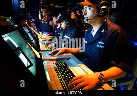 030305-N-3235P-522 auf hoher See an Bord der USS San Jacinto (CG-56) 5. März 2003--Feuer Controlman Joshua L. Tillman zusammen mit drei anderen Feuer-Controlmen man die ShipÕs Start Control Uhr Station in der Combat Information Center (CIC) an Bord des Kreuzers Lenkflugkörper während einer Übung Tomahawk Land Attack Missile (TLAM).  San Jacinto wird zur Unterstützung der Operation Enduring Freedom eingesetzt.  Foto: U.S. Navy des Fotografen Mate 1. Klasse Michael W. Pendergrass.  (FREIGEGEBEN) US Navy 030305-N-3235P-522 Feuer Controlman Joshua L. Tillman zusammen mit drei anderen Feuer-Controlmen Mann das Schiff %% 5Ers Stockfoto