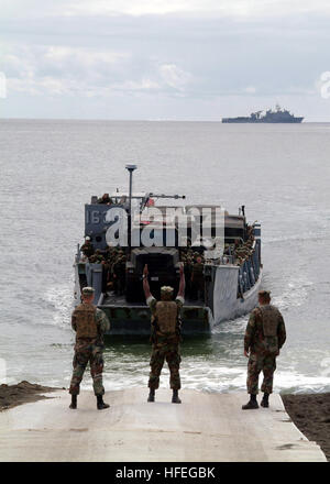 Ein Landing Craft Utility (LCU) wird von Seeleuten der Beach Master Unit One an Land geführt, die während des 58. Gedenkens an die Schlacht des Zweiten Weltkriegs US-Marines und ihre Ausrüstung von der Essex Amphibious Ready Group bei Iwo Jima transportieren. Stockfoto