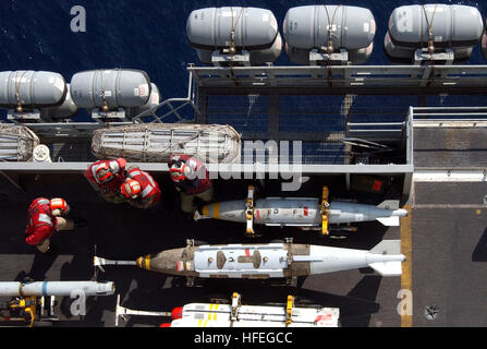 030313-N-3235P-504 Mittelmeer (13. März 2003)--Aviation Ordnancemen Mann Òbomb FarmÓ auf dem Flugdeck der USS Harry S. Truman (CVN-75).  Die "Farm der Bombe" ist dem Ordnance vorübergehend inszenierte vor der Verladung, Navy und Marine Corps Flugzeuge.  Truman und ihre eingeschifften Carrier Air Wing drei (CVW-3) sind zur Unterstützung der Operation Enduring Freedom in Betrieb.  U.S. Navy Photo von PhotographerÕs Mate 1. Klasse Michael W. Pendergrass.  (FREIGEGEBEN) US Navy 030313-N-3235P-504 Aviation Ordnancemen Mann der %% 5Eldquo, Bombe Bauernhof %% 5Erdquo, auf dem Flugdeck der USS Harry S. Truman (CVN-75) Stockfoto