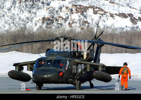 030311-A-8380W-005 Valdez, Alaska (11. März 2003)--A UH-60 Black Hawk Crew bereitet für Lift-off während der Übung nördlichen Rand 2003.  Nordrand ist Alaskas erste gemeinsame Übung entwickelt, um Operationen, Techniken und Verfahren zu üben, und Verbesserung der Interoperabilität zwischen den Diensten.  Mehr als 1.600 Soldaten, Matrosen, Flieger, Marines und Küste Gardisten aus dem aktiven Dienst behalten und Nationalgarde-Einheiten beteiligt sind.  US Armee-Foto von Spc. James Denton Wyllie.  (FREIGEGEBEN) US Navy 030311-A-8380W-005 A UH-60 Black Hawk Crew bereitet für Lift-off während der Übung Northe Stockfoto