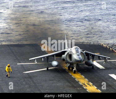 030313-N-8933S-001-Atlantik (13. März 2003)--Chief Aviation Bootsmännern Mate Louis K. Peterson das Start-Signal verleiht ein AV-8 b II Harrier zugewiesen, die ÒBlack KnightsÓ der Marine Medium Helicopter Squadron 264 (HMM-264) aus dem Flugdeck der amphibischen Angriff Schiff USS Iwo Jima (LHD-7).  HMM-264 ist ein Teil von der Aviation Combat Element (ACE) für das 26. Marine Expeditionary Unit (MEU) spezielle Operationen fähig (SOC) an Bord der USS Iwo Jima in Angriff genommen. Der AV-8 b II ist eine zweite Generation, vertikaler/kurzer Start und Landung (V/STOL) Licht-Angriff Geschäftsreiseflugzeug eingesetzt von der Marine Co. Stockfoto