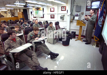 030312-N-3235P-504 das Mittelmeer (12. März 2003)--Lt. CMdR Christopher Walker an der Checkmates Meer Control Squadron Two Two (VS-22) Slips Piloten im Bereitschaftsraum Staffel 4 an Bord des Flugzeugträgers USS Harry S. Truman (CVN-75) befestigt.  Piloten bereiten sich in einer geplanten Krieg At Sea Übung (WASEX) teilnehmen.  Die Übung trainiert Flug Crewmembers für einen koordinierten Angriff auf einem bereitgestellten feindlichen Schiff. Truman und Carrier Air Wing drei (CVW-3) sind derzeit im Einsatz, die Durchführung von Missionen zur Unterstützung der Operation Enduring Freedom.  U. S. Navy Foto von Fotografen Mat Stockfoto