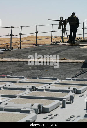 030314-N-0115R-073-Suez-Kanal (14. März 2003)--ein Crewmitglied behält ein wachsames Auge auf den Bogen vor der vertikalen starten Zellen der Zerstörer der Spruance-Klasse USS Deyo (DD-989) während es den Suez-Kanal Transit vom Mittelmeer zum Roten Meer.  Jede Zelle ist in der Lage, einen Tomahawk-Marschflugkörper für Land-Angriff zu starten.  Deyo ist der erste US-Kriegsschiff, das Rote Meer während den letzten Bewegungen Zentralverriegelung Kommandobereich der Operationen zur Unterstützung der Operation Enduring Freedom einzugeben.  Foto: U.S. Navy Journalist 2. Klasse Patrick Reilly.  (FREIGEGEBEN) U.S. Navy 030314-N-0115R-073 A Crewm Stockfoto