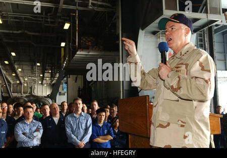 030319-N-0120R-002 am Arabischen Golf (19. März 2003)--Vize-ADM. Timothy Keating, Commander, US Naval Forces, zentrale Befehl/Commander fünfte Flotte, bietet Worte der Ermutigung für Seeleute an Bord des Flugzeugträgers USS Kitty Hawk (CV-63). Kitty Hawk und ihre eingeschifften Carrier Air Wing 5 (CVW-5) führen Kampfeinsätze zur Unterstützung von Operationen Southern Watch und Enduring Freedom. Kitty Hawk ist die NavyÕs nur dauerhaft nach vorne bereitgestellt Flugzeuge und fliegt aus Yokosuka, Japan. Foto: U.S. Navy des Fotografen Mate 3. Klasse William H. Ramsey.  (FREIGEGEBEN) US Navy 03 Stockfoto