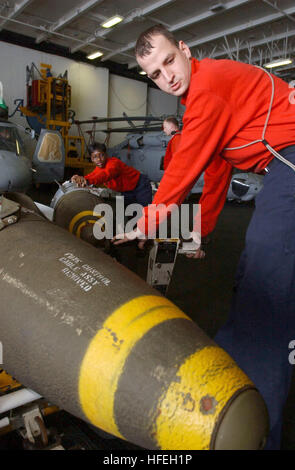 030321-N-4953E-007 das Mittelmeer (21. März 2003)--ein Luftfahrt-Ordnanceman bewegt eine 2.000 lb Joint gerichtete Angriff Munition (JDAM) aus der Waffe Magazin zum Hangar Bucht der USS Harry S. Truman (CVN-75).  JDAMs gibt Anleitung-Kits, die bestehenden ungelenkte Bomben präzisionsgelenkte Munition der "intelligenten" umzuwandeln. Heckteil enthält ein Inertiales Navigationssystem (INS) und ein global positioning System (GPS). Eine JDAM verbessert die Genauigkeit der ungelenkte Bomben bei jedem Wetter.  Truman ist derzeit im Einsatz und ist die Durchführung von Missionen zur Unterstützung der Operation Iraqi Freedom.  U.S Stockfoto