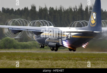 030324-N-1539M-001 Punta Gorda, Florida (24. März 2003) - "Fat Albert", ein US-Marine Corps c-130 Hercules, der Navy Flight Demonstration Team zugewiesen, "Blue Angels" zündet seine Jet Assisted nehmen ab (JATO) Flaschen auf Start. Die acht JATO-Raketen "Fat Albert" einen zusätzlichen 8.000 Pfund Schub zu geben und können verringern Sie den Abstand des Starts.  Foto: U.S. Navy des Fotografen Mate 2nd Class Saulus McSween. (FREIGEGEBEN) UNS Marine 030324-N-1539M-001 Fat Albert, ein US-Marine Corps c-130 Hercules der Navy Flight Demonstration Team zugewiesen Blue Angels zündet seine Jet Assisted nehmen ab (JATO) bot Stockfoto