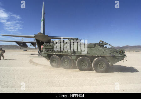 030324-A-0000L-044 Fort Irwin, Kalifornien (24. März 2003)--ein Stryker Interims gepanzertes Fahrzeug beschleunigt entfernt nach aus einem Flugzeug der Air Force C130 Hercules während einer baldigen Beitritt Ausbildungsmission, markiert den Beginn der Übung Pfeilspitze Blitz ich abgeladen wird.  Die Mission war das erste Mal, die, das alle acht Stryker-Varianten in einer taktischen Mission an Bord Modelle E und J der C130 Flugzeuge geflogen wurden.  US Armee-Foto mit freundlicher Genehmigung von Staff Sgt Rhonda M. Lawson.  (FREIGEGEBEN) US Navy 030324-A-0000L-044 A Stryker interim gepanzertes Fahrzeuggeschwindigkeiten nach wird von einer Air Force C130 Hercules abgeladen Stockfoto