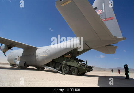 030324-A-0000O-006 Fort Irwin, Kalifornien (24. März 2003)--ein Stryker-Mörser-Träger beendet Ende einer Air Force C130 Hercules-Flugzeuge nach der Landung an der Army National Training Center "Fahrrad See" Army Airfield.  Der Mörtel-Träger ist eine der acht Stryker-Varianten, die derzeit im Bereich von der 3. Brigade, 2nd Infantry Division (Stryker Brigade Combat Team) verwendet.  US Armee-Foto mit freundlicher Genehmigung von Sgt. 1. Klasse Gary Ogilvie.  (FREIGEGEBEN) US Navy 030324-A-0000O-006 A Stryker Mortar Carrier verlässt das Heck des Air Force C130 Hercules Flugzeug nach der Landung am Army National Training Center " Stockfoto