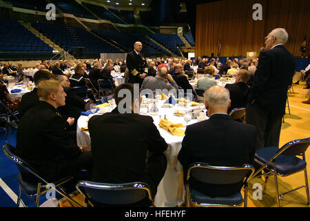 030403-N-2383B-001 ANNAPOLIS, MD (3. April 2003)--Admiral Vern Clark, Chief of Naval Operations (CNO), hört auf eine Frage im Ruhestand von Air Force Colonel Thomas Julian von Alexandria, VA., ein militärischer Historiker und Politik-Analytiker.  Das Clusternamenobjekt ist der U.S. Naval Academy besuchen, wo er die US Naval Instituten 129. Jahrestagung und 13. Annapolis Seminar behandelt.  Foto: U.S. Navy Chief Photographer's Mate Johnny Bivera.  (FREIGEGEBEN) US Marine 030403-N-2383B-001 CNO am US Naval Institute 129h Jahrestagung Stockfoto