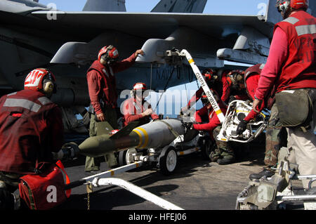 030403-N-9228K-080 am Arabischen Golf (3. April 2003)--Aviation Ordnancemen zugewiesen, um die ÒEaglesÓ Strike Fighter Squadron One-15 (VFA-115) Last eine GBU-16, 1000 lbs Bombe auf einer F/A - 18 C Hornet in Vorbereitung für den täglichen Flugbetrieb auf dem Flugdeck an Bord der USS Abraham Lincoln (CVN-72). Lincoln und Carrier Air Wing 14 (CVW-14) werden Durchführung Kampfeinsätze zur Unterstützung der Operation Iraqi Freedom eingesetzt.  Operation Iraqi Freedom ist das Multi-nationale Koalition bemühen, das irakische Volk befreien, Iraks Massenvernichtungswaffen zu beseitigen, und am Ende des Regimes von Saddam Huss Stockfoto