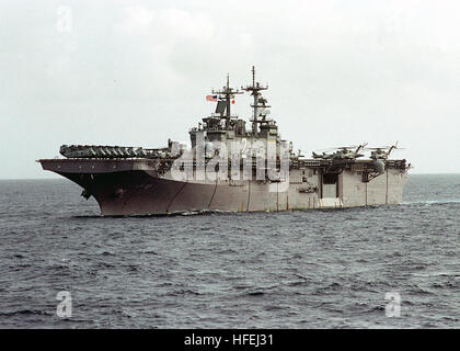 030505-N-8955H-007 Philippinensee (5. Mai 2003)--die amphibischen Angriff Schiff USS Essex (LHD-2) dampft in der Philippine Sea Tandem Thrust Ô03 beteiligt. Die Übung konzentriert sich auf Krise Aktionsplanung und Abwicklung der Kontingenz Antwort.  U.S. Navy Photo von PhotographerÕs Mate 1. Klasse Novia E. Harrington.  (FREIGEGEBEN) UNS Marine 030505-N-8955H-007 amphibischer Angriff Schiff USS Essex (LHD-2) dampft in der Philippine Sea Tandem Thrust Teilnahme %% 5Elsquo, 03 Stockfoto