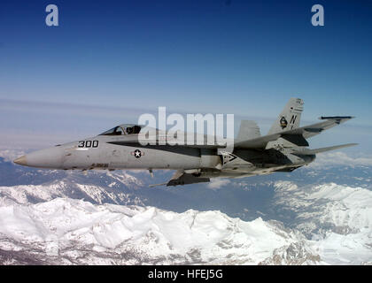 030505-N-2069B-001 Naval Air Station Lemoore, Kalifornien (5. Mai 2003) - eine F/A - 18 C Hornet, ÒRough RaidersÓ Strike Fighter Squadron One zwei Five (VFA-125) fliegen über die Berge der Sierra Nevada während einem routinemäßigen Übungsflug zugewiesen.  Die "grobe Raiders" Schulungen Kampfbereitschaft für Piloten, F/A-18 Aircrew Knüppel in die Navy und Marine Corps zu füllen.  US Navy Foto vom Fotografen der 3. Klasse Greg E. Badger Mate.  (FREIGEGEBEN) U.S. Navy 030505-N-2069B-001 An F-A - 18C Hornet zugeordnet die %% 5Eldquo, grobe Raiders %% 5Erdquo von Strike Fighter Squadron One zwei Five (VFA-125) Stockfoto