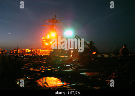 030408-N-5362F-001 am Arabischen Golf (8. April 2003)--Aviation Ordnancemen legen Netting und Haken auf Fässer für den Transport mit dem Hubschrauber zu einem Versorgungsschiff von USS Abraham Lincoln (CVN-72).  Lincoln-Carrier Air Wing 14 (CVW-14) sind derzeit Durchführung von Kampfhandlungen zur Unterstützung der Operation Iraqi Freedom, der Multi-nationale Koalition bemühen, das irakische Volk befreien, Iraks Massenvernichtungswaffen zu beseitigen und das Regime von Saddam Hussein zu beenden.  US Navy Foto des Fotografen Mate Airman Bernardo Fuller.  (FREIGEGEBEN) US Navy 030408-N-5362F-001 Aviation Ordnancemen attac Stockfoto