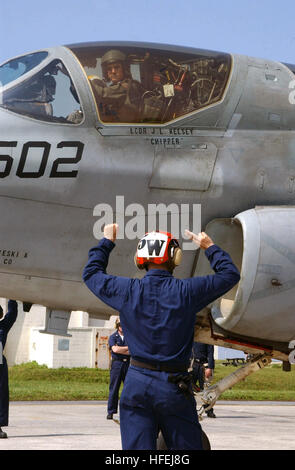 040309-N-4843P-003 Kadena Air Base, Okinawa, Japan. (9 März, 2003)--Während Vorflugkontrollen, ein EA-6 b Prowler Flugzeug Kapitän, Aviation Ordnanceman 1. Klasse Pfeffer Ringenberg, zugeordnet der "Yellow Jackets" von Electronic Attack Squadron eine dreißig acht (VAQ-138), teilt die Besatzungen zu entfernen ihre Hände von alle Steuerelemente als Bewaffnung Pins entfernt.  VAQ-138 ist derzeit an Bord der USS Carl Vinson (CVN-70) mit Carrier Air Wing Nine (CVW-9) Bereitstellung im westlichen Pazifischen Ozean eingeschlagen Durchführung von Missionen zur Unterstützung der Operation Enduring Freedom.  Foto: U.S. Navy Photographe Stockfoto