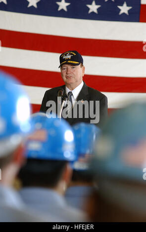 030414-N-0696M-001 Northrop Grumman Newport News Werft, Newport News, Virginia (14. April 2003)--während einer ärgern besuchen Acting Secretary Of The Navy, Honorable Hansford T. Johnson bedankte sich die Mannschaft von der Pre-commissioning Einheit Ronald Reagan (CVN-76) für ihren Service und unermüdlichen Vorbereitungen für die ShipÕs Inbetriebnahme geplant für Juli 12.  U.S. Navy Photo von PhotographerÕs Mate 2. Klasse Tschad McNeeley.  (FREIGEGEBEN) US Navy 030414-N-0696M-002-Acting Secretary Of The Navy, Honorable Hansford T. Johnson Stockfoto