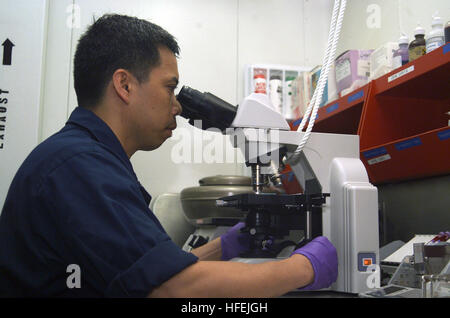 030414-N-9392E-005 Philippinensee (14. April 2003)--Hospital Corpsman 2. Klasse Glen Taino aus Orlando, Florida prüft die Anzahl weißer Blutkörperchen in einem Schiffskameraden Blutprobe im medizinischen Labor auf dem amphibischen Befehl Schiff USS Blue Ridge (LCC-19).  US Navy Foto des Fotografen Mate Airman Apprentice Kamille Ellis.  (FREIGEGEBEN) U.S. Navy 030414-N-9392E-005 Hospital Corpsman 2. Klasse Glen Taino aus Orlando, Florida prüft die Anzahl weißer Blutkörperchen in einem Schiffskameraden Blutprobe Stockfoto