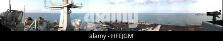 030410-N-7781D-001 das Mittelmeer (10. April 2003)--ein Panoramablick auf der USS Harry S. Truman (CVN-75) Flugbetrieb Leistung während der Teilnahme in einem vertikalen Nachschub (VERTREP) mit dem Military Sealift Command Munition Schiff USNS Mount Baker (T-AE-34) und eine Betankung At Sea (RAS) mit Military Sealift Command schnell bekämpfen Unterstützung Schiff USNS Arctic (T-AOE-8).  Truman und Carrier Air Wing drei (CVW-3) werden Durchführung Kampfeinsätze zur Unterstützung der Operation Iraqi Freedom eingesetzt.  Operation Iraqi Freedom ist das Multi-nationale Koalition bemühen, die irakische Peop befreien Stockfoto