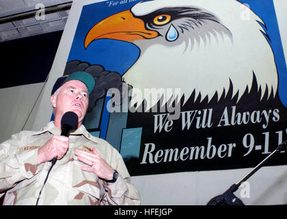 030415-N-8693O-001 arabischen Golf (15. April 2003)--Commander Naval Force fünfte Flotte, Vice Admiral Timothy J. Keating besucht Segler um seinen Dank und Ermutigung im Hangar Bucht an Bord der USS Constellation (CV-64) zu bieten. Konstellation und Carrier Air Wing Two (CVW-2) werden zur Unterstützung der Operation Iraqi Freedom eingesetzt. Operation Iraqi Freedom ist das multinationale Koalition bemühen, das irakische Volk befreien, Iraks Massenvernichtungswaffen zu beseitigen und das Regime von Saddam Hussein zu beenden. US Navy Foto des Fotografen Mate Airman David A. O'Haver.  (FREIGEGEBEN) US Navy 030415-N-8693O-001 C Stockfoto