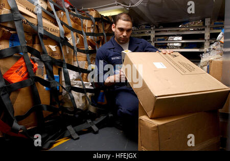 030415-N-4953E-053-Mittelmeer (15. April 2003)--Vorräte Airman Radames Martinez Oberfläche Depot Ebene reparierbaren Teile im reparierbar Asset Management Shop an Bord der USS Harry S. Truman (CVN-75).  Truman und Carrier Air Wing drei (CVW-3) sind derzeit im Einsatz, die Durchführung von Missionen zur Unterstützung der Operation Iraqi Freedom.  Operation Iraqi Freedom ist das multinationale Koalition bemühen, das irakische Volk befreien, Iraks Massenvernichtungswaffen zu beseitigen und das Regime von Saddam Hussein zu beenden.  Foto: U.S. Navy des Fotografen Mate 3.Klasse Danny Ewing Jr..  (FREIGEGEBEN) US Navy 03 Stockfoto