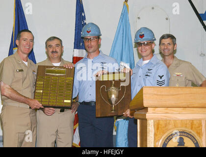 030625-N-3986D-002 Naval Shipyard Portsmouth, Virginia (25. Juni 2003)--Admiral Robert J. Natter, Commander, US Atlantic Fleet, (links) und Rear Admiral James M. Zortman, Commander, Naval Air Force, US Atlantic Fleet (rechts) präsentieren die Battenberg Cup 2002 für Bekämpfung der Bereitschaft zu Captain M.J. Erdossy III, Aviation Ordnanceman 1. Klasse Albert Budaszewski und Air Traffic Controller 1. Klasse Jeffery Smith im Hangar Bucht an Bord der USS George Washington (CVN-73).  Der Battenberg-Cup wird jährlich an eine Atlantische Flotte Gefechtseffizienz Gewinner mit der größten Ansammlung von Besatzung Leistungen vergeben. Stockfoto