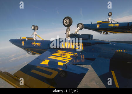 030418-N-4534-001 Naval Air Station Pensacola, Florida (18. April 2003) - führt die Blue Angels Diamant-Formation der "Diamond schmutzige Schleife." Die blauen Engel führen mehr als 70 Shows an 34 Standorten im ganzen Land jedes Jahr. Foto: U.S. Navy des Fotografen Mate 1. Klasse Casey Akins. (FREIGEGEBEN) US Navy 030418-N-4534A-001 der Blue Angels Diamant Bildung führt die Diamond schmutzige Schleife Stockfoto