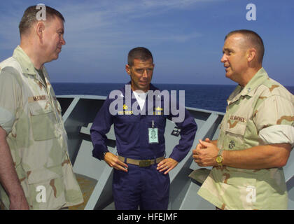 030418-N-9867P-005 Golf Aden (18. April 2003)--erklären Sie Generalmajor John Sattler, aus Monroesville, Pennsylvania, und Kapitän David Prothero aus Virginia Beach, VA., Mount Whitney "Antenne Farm" Kommunikationsfunktionen Major General John McCarthy, Kommandierender General der 4th Marine Division.  Mount Whitney und eingeschifften Personal werden bereitgestellt, Durchführung von Missionen zur Unterstützung der Operation Enduring Freedom und der globale Krieg gegen den Terrorismus.  U.S. Navy Photo von PhotographerÕs Mate 3. Klasse Scott Phillips.  (FREIGEGEBEN) U.S. Navy 030418-N-9867P-005 Generalmajor John Sattler, aus Monroesville, Pennsylvania, und GAP Stockfoto