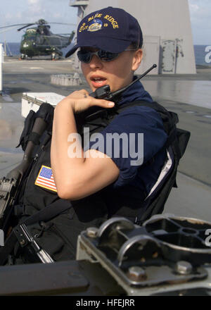 030423-N-8935H-003 der Philippine Sea (23. April 2003)--Mess-Experte 3. Klasse Carmen Maldonado aus Manhattan, N.Y. Relais eine Nachricht per Funk zu einem anderen Aussichtspunkt beim Schutz der Truppe Wache auf dem Schiff Hauptdeck, auf der Durchreise nach Saipan.  Das Blue-Ridge (LCC-19) ist einer der vielen Schiffe, die Teilnahme an Tandem Thrust Õ03.  Tandem-Schub-Ô03 ist eine gemeinsame militärische Übung einschließlich Kräfte aus den Vereinigten Staaten, Kanada und Australien auf den Marianen-Inseln stattfindet.  U.S. Navy Photo von PhotographerÕs Mate 2. Klasse Edward L Holland.  (FREIGEGEBEN) US Navy 030423 Stockfoto