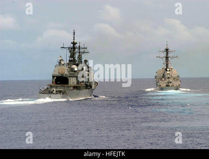 030603-N-7902K-020 Philippinensee (3. Juni 2003)--der Lenkwaffen-Kreuzer USS Antietam (CG-54) nähert sich die Backbordseite der Lenkflugkörper Fregatte USS Ingraham (FFG-61) während einer Übung von Leap Frog.  Die Übung kann Schiff Handler, der Ansatz und Stabilisierung neben und einen Abtrünnigen in einer simulierten üben im Gange Nachschub Umgebung.  Ingraham und Antietam sind Bestandteil der USS Carl Vinson (CVN-70) Carrier Strike Force zum Einsatz in den westlichen Pazifik.  Foto: U.S. Navy des Fotografen Mate 2. Klasse Jeremie Kerns.  (FREIGEGEBEN) U.S. Navy 030603-N-7902-K- Stockfoto