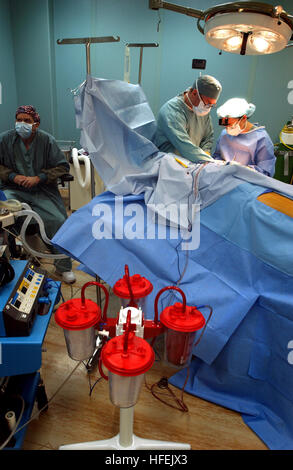 030423-N-6967M-007 an Bord USNS Comfort (T-AH 20) 23. April 2003--arbeiten CMdR Claude Anderson und Lt. Cmdr Patricia McKay mit einem Patienten an Bord das Lazarettschiff USNS Comfort (T-AH 20).  Sie führten über 55 Operationen auf irakische und amerikanische Personal während der Operation Iraqi Freedom. Komfort ist eines der beiden Krankenhaus-Schiffe von Military Sealift Command betrieben und soll US-kämpfenden Truppen im Krieg oder andere Operationen Notfall, vor Ort zu versorgen.  USNS Mercy (T-AH 19) und Komfort enthalten 12 voll ausgestattete Operationssäle, eine 1.000-Betten-Krankenhaus-Einrichtung, digitale radiol Stockfoto