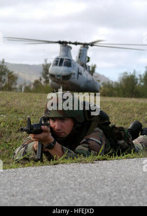 030425-N-6914M-044 Santa Rita, Guam (25. April 2003)--Marine Sgt. Michael Donahoe von New Orleans, Louisiana befestigt, 31. Marine Expeditionary Unit (MEU) bewacht ein CH-46 Sea Knight Helikopter während einer Botschaft Evakuierung Simulation auf Guam als Teil der Operation Tandem Thrust 2003.  Tandem-Schub ist eine gemeinsame militärische Übung in die nördlichen Marianen-Inseln mit Truppen aus den USA, Kanada und Australien statt.  Foto: U.S. Navy des Fotografen Mate 3. Klasse Shawn M. Morrison.  (FREIGEGEBEN) UNS Marine 030425-N-6914M-044 Marine Sgt. Michael Donahoe aus New Orleans, Louisiana bis 31. befestigt Stockfoto